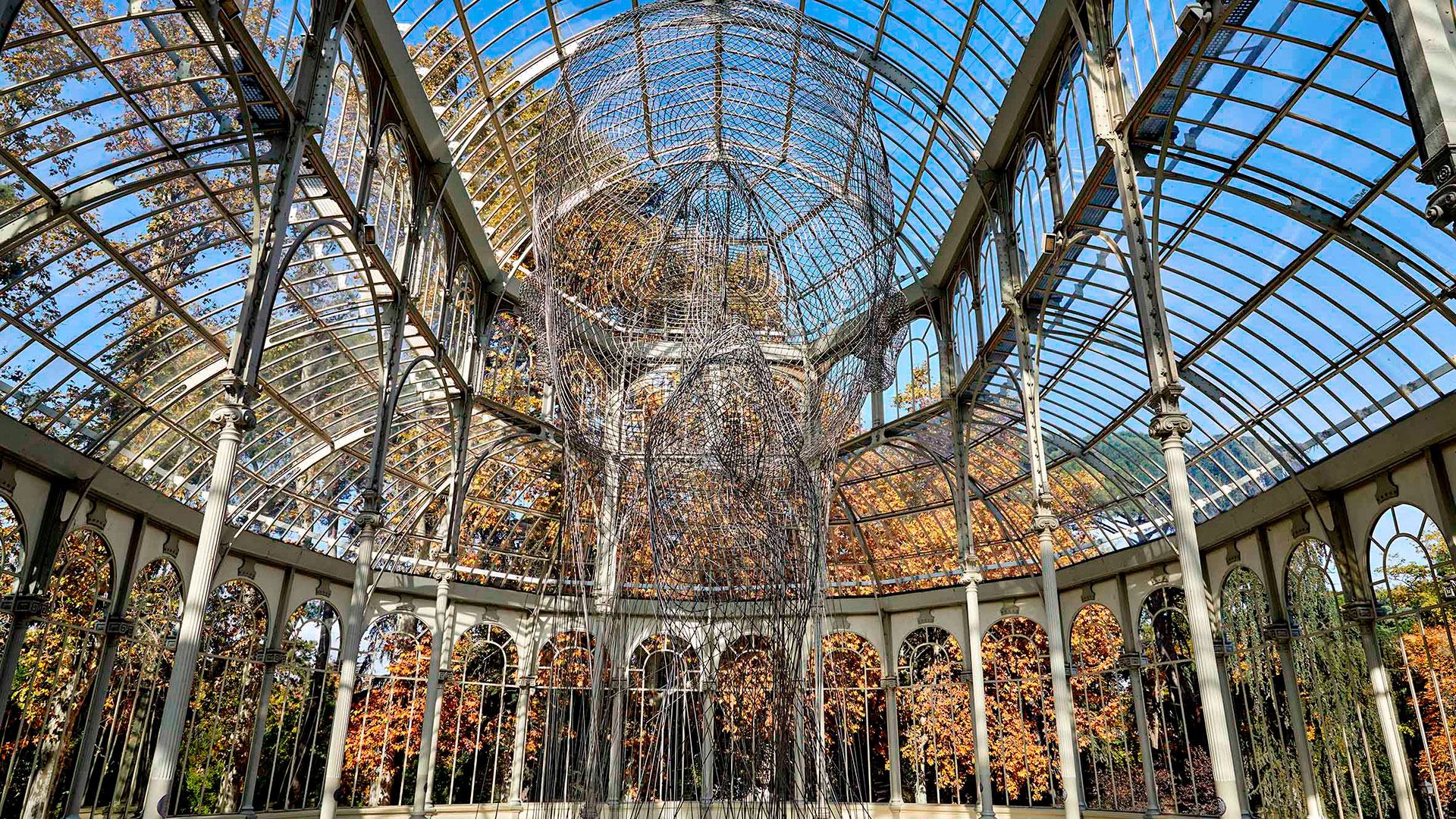 Imagen de la instalación de Jaume Plensa en el Palacio de Cristal de Madrid