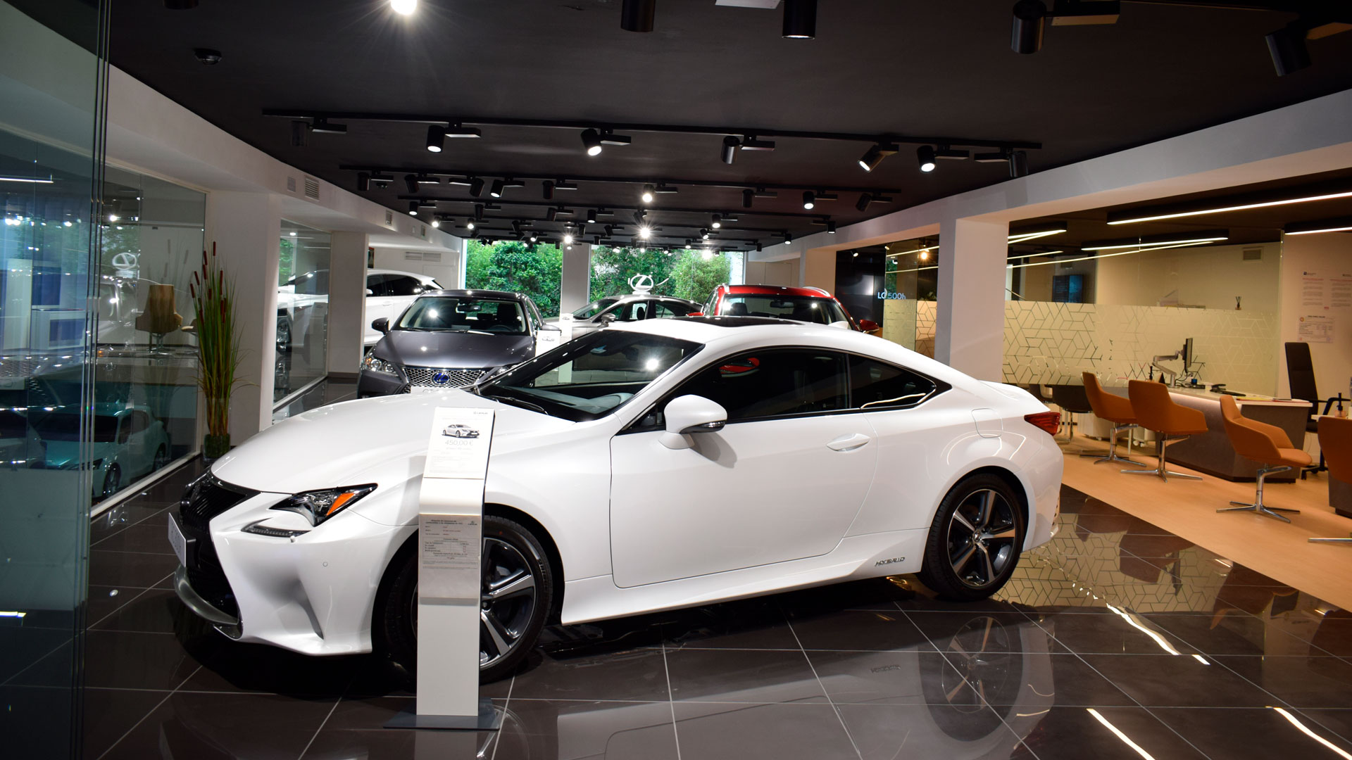 Imagen exterior con el RC 300h saliendo del concesionario de Lexus Barcelona