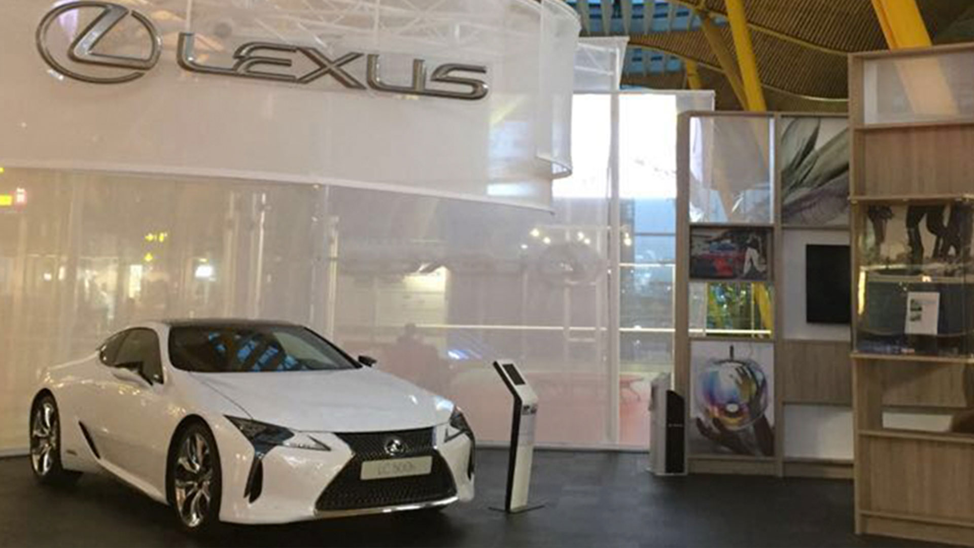Lexus en el aeropuerto de madrid hero asset