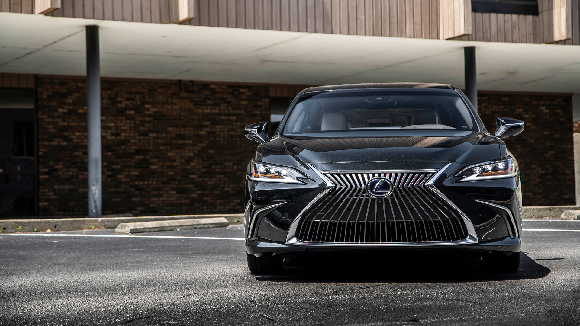 Imagen frontal del nuevo Lexus ES 300h Híbrido