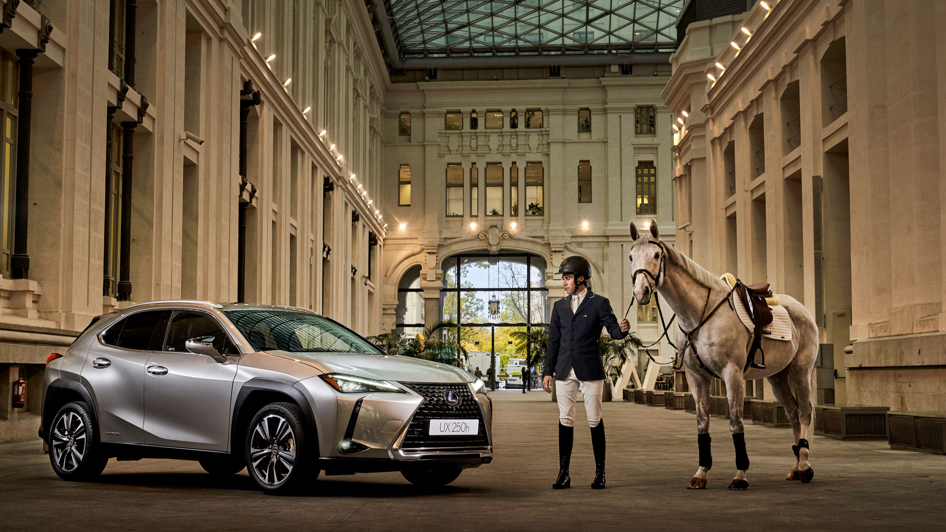 Imagen del nuevo UX junto a un jinete con caballo en el patio del Ayuntamiento de Madrid