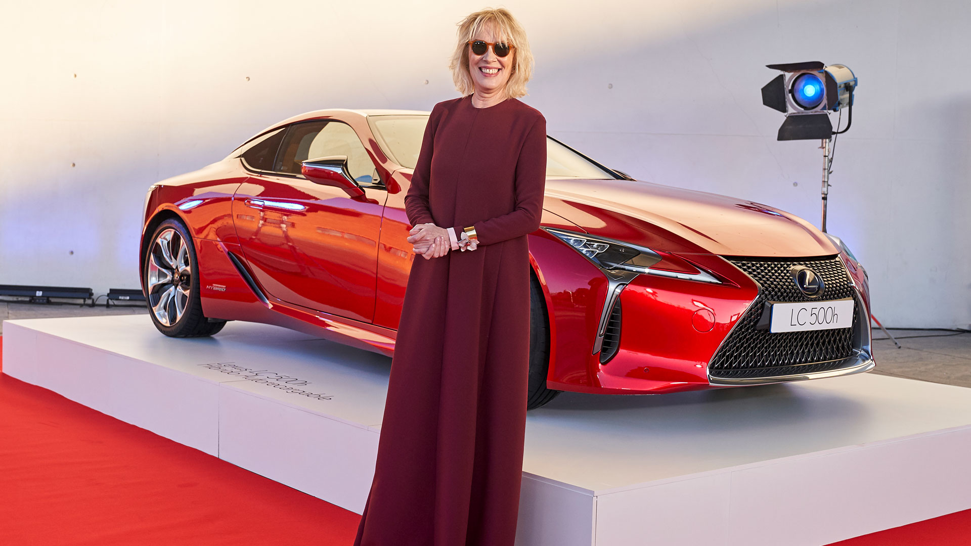 Actores del cine español posan delante del LC 500h