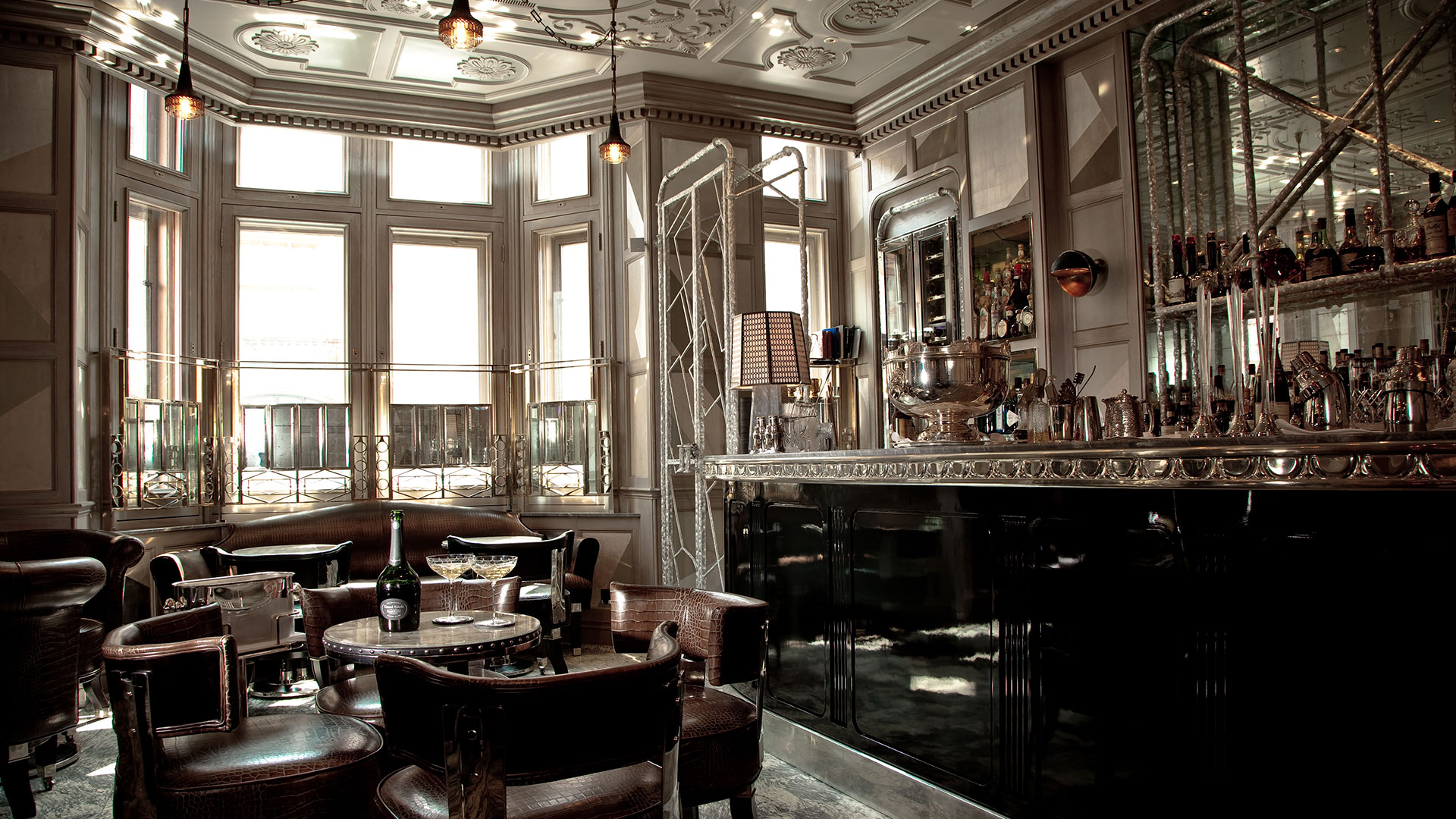 Un hotel al estilo de Agatha Christie hero asset