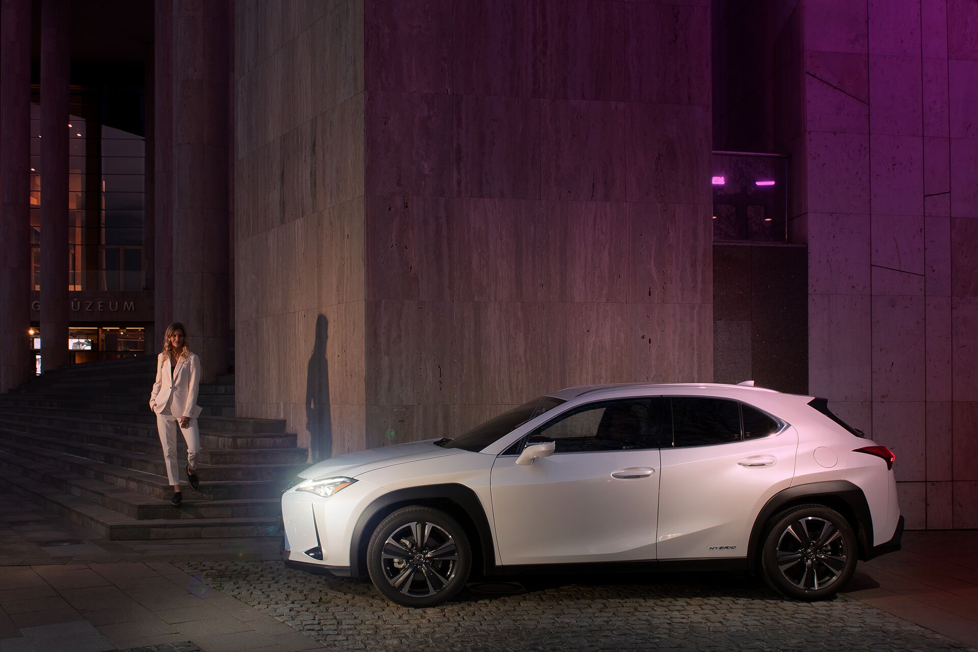 Weisz Fanni Lexus UX 10