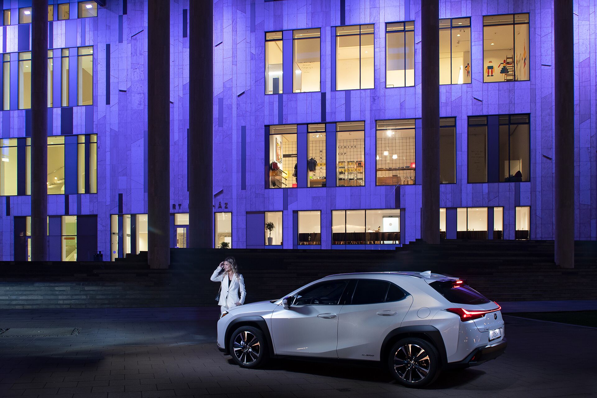 Weisz Fanni Lexus UX 14