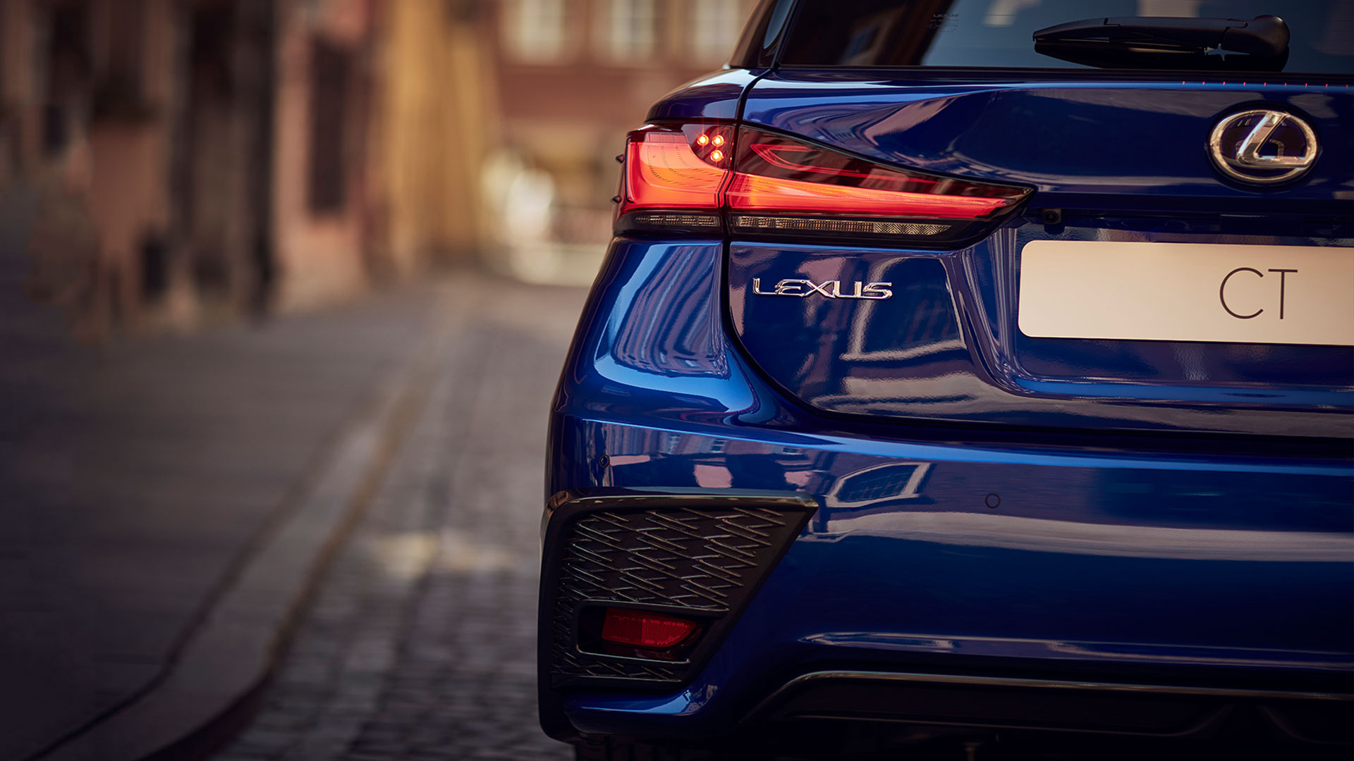 Achterkant van een blauwe Lexus CT 200h