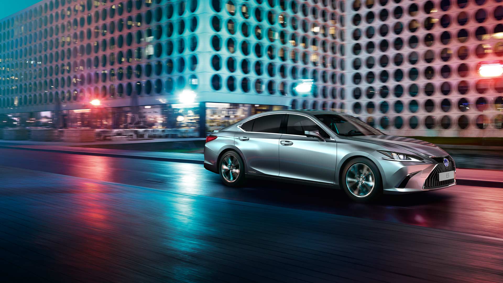 Vooraanzicht grijze Lexus ES