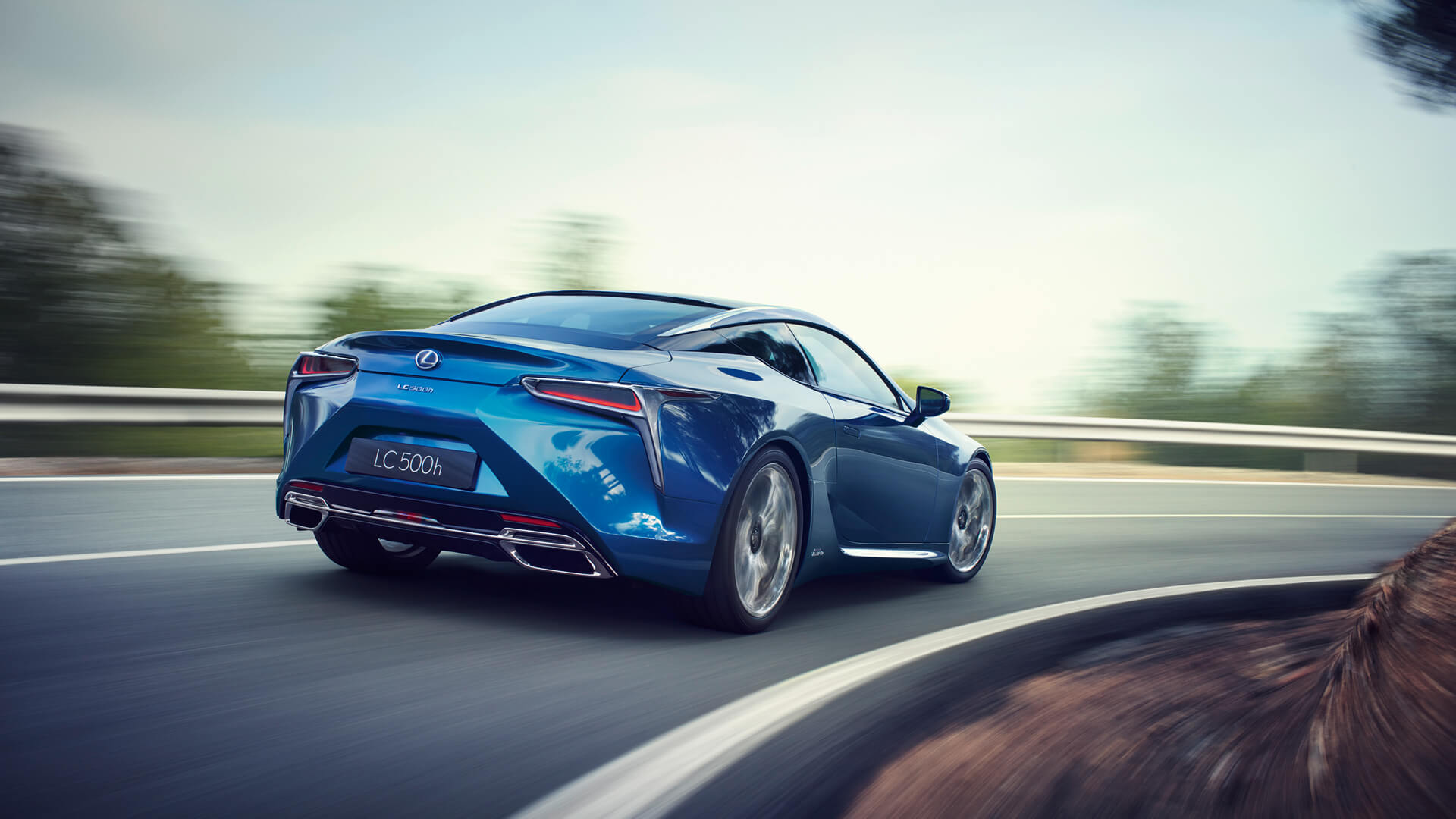 Blå sportssedan Lexus LC 500h selvladende hybrid ses bakfra