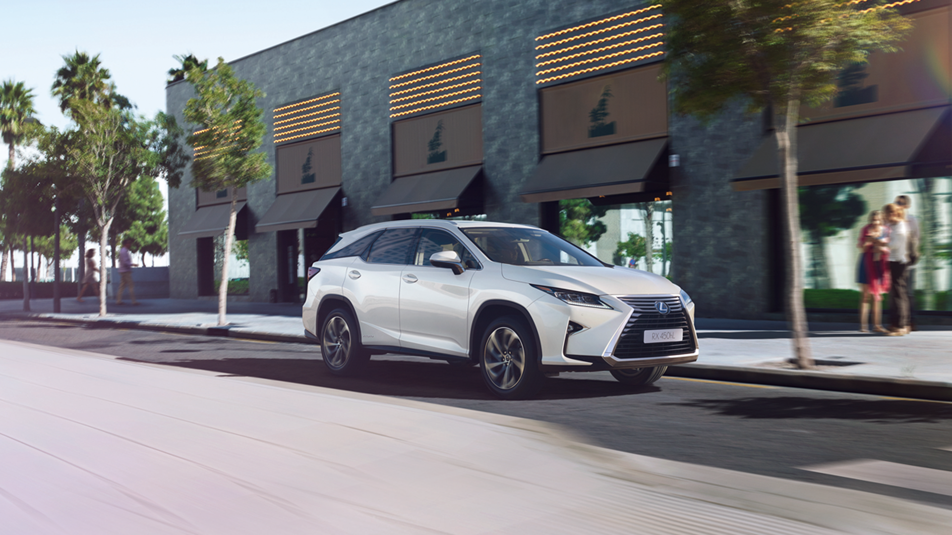 En hvit Lexus SUV RX 450h parkert i byen med trær og mennesker stående på gaten