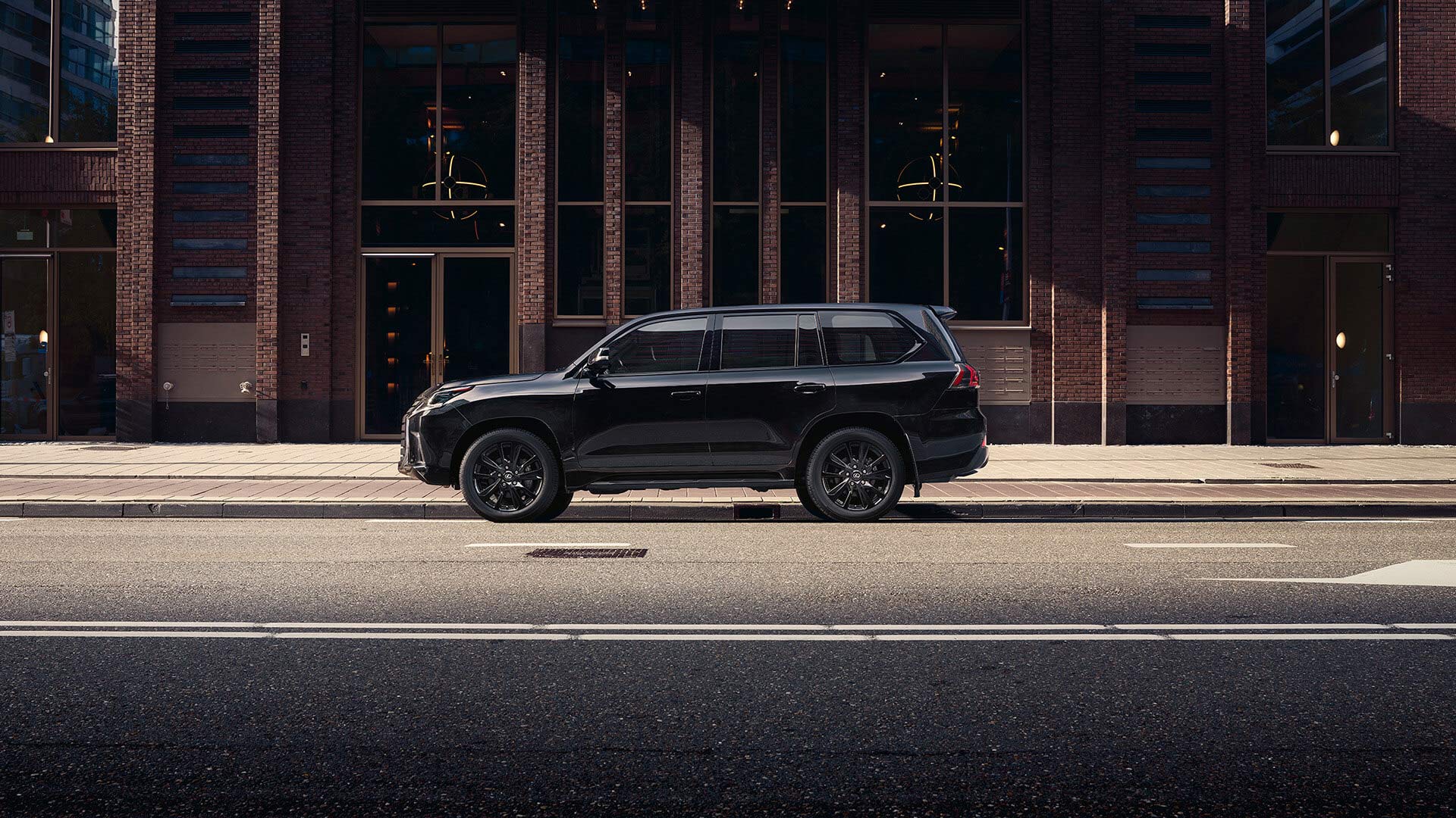 2018 lexus lx black gallery01